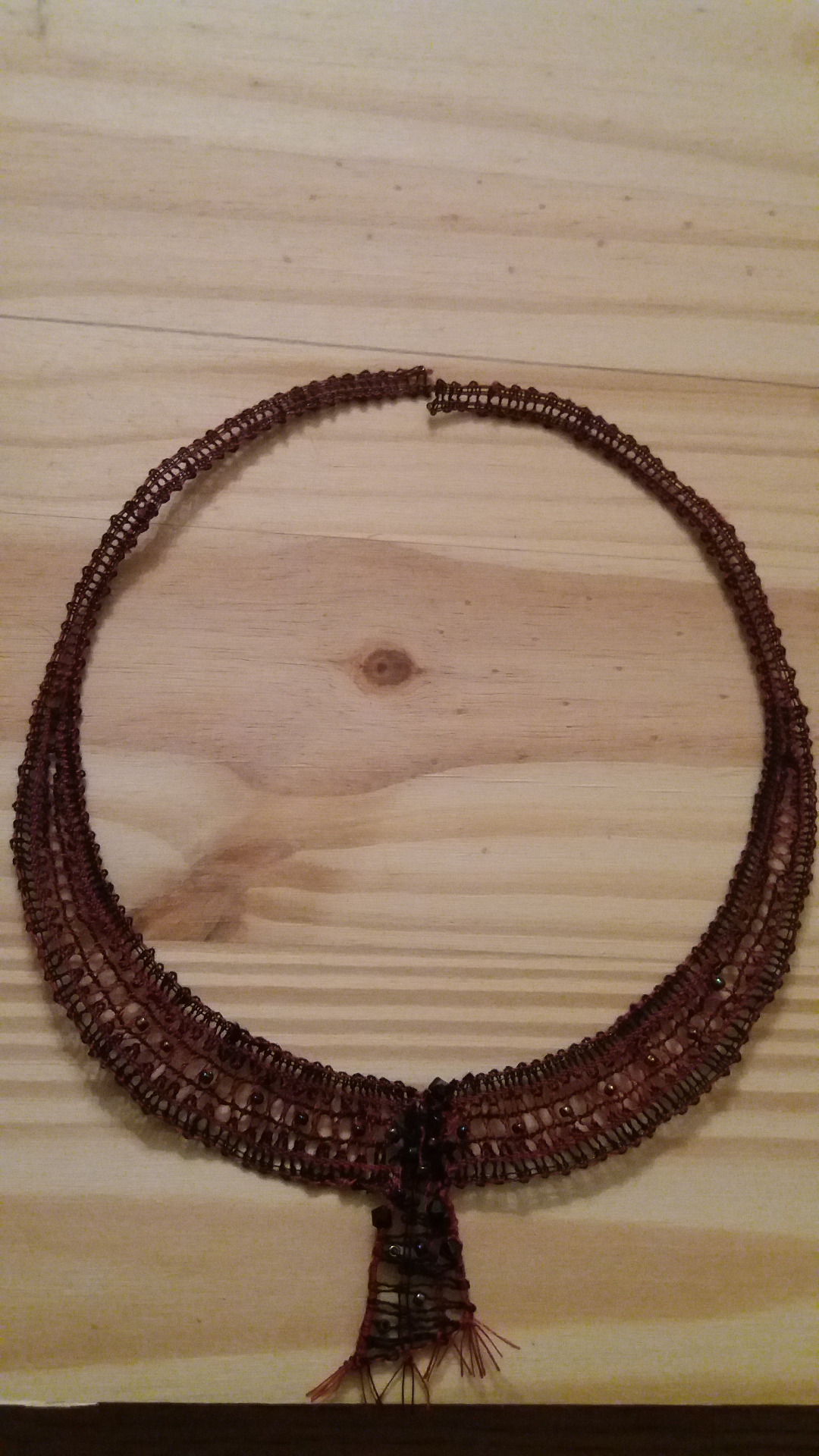 Collier à                   Collier à  structure métallique