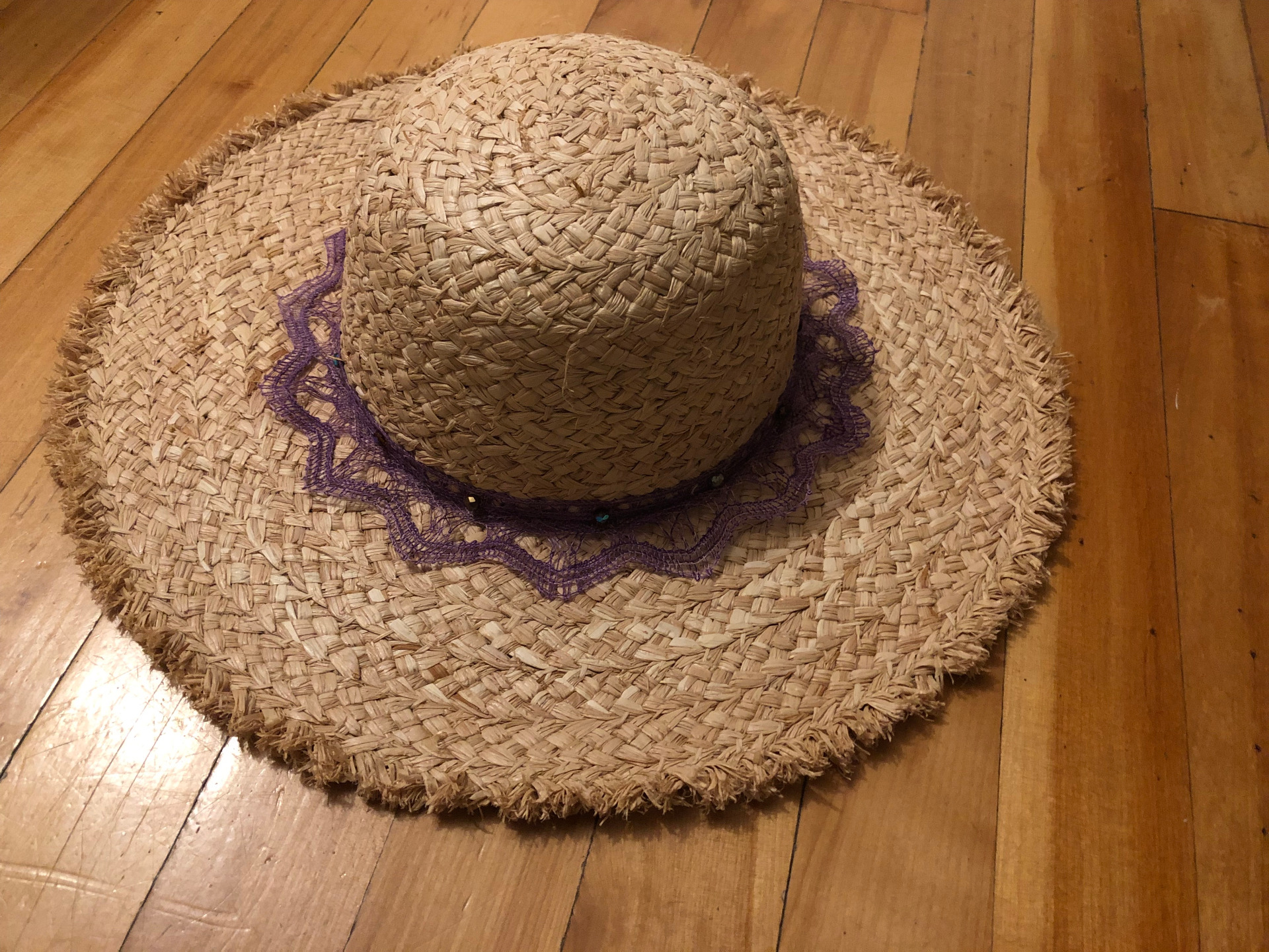 Le chapeau a été acheté mais la dentelle est faite main