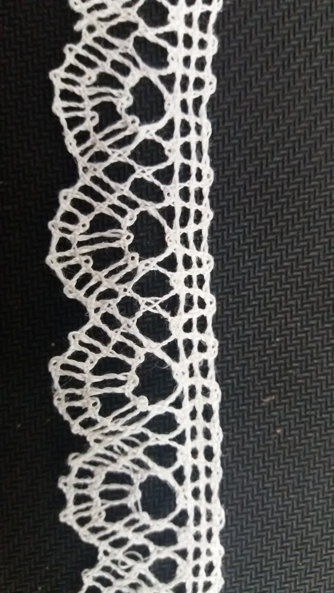 Dentelle à bord picoté