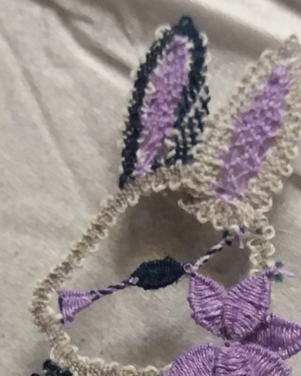 Oreilles réalisées avec une grille
