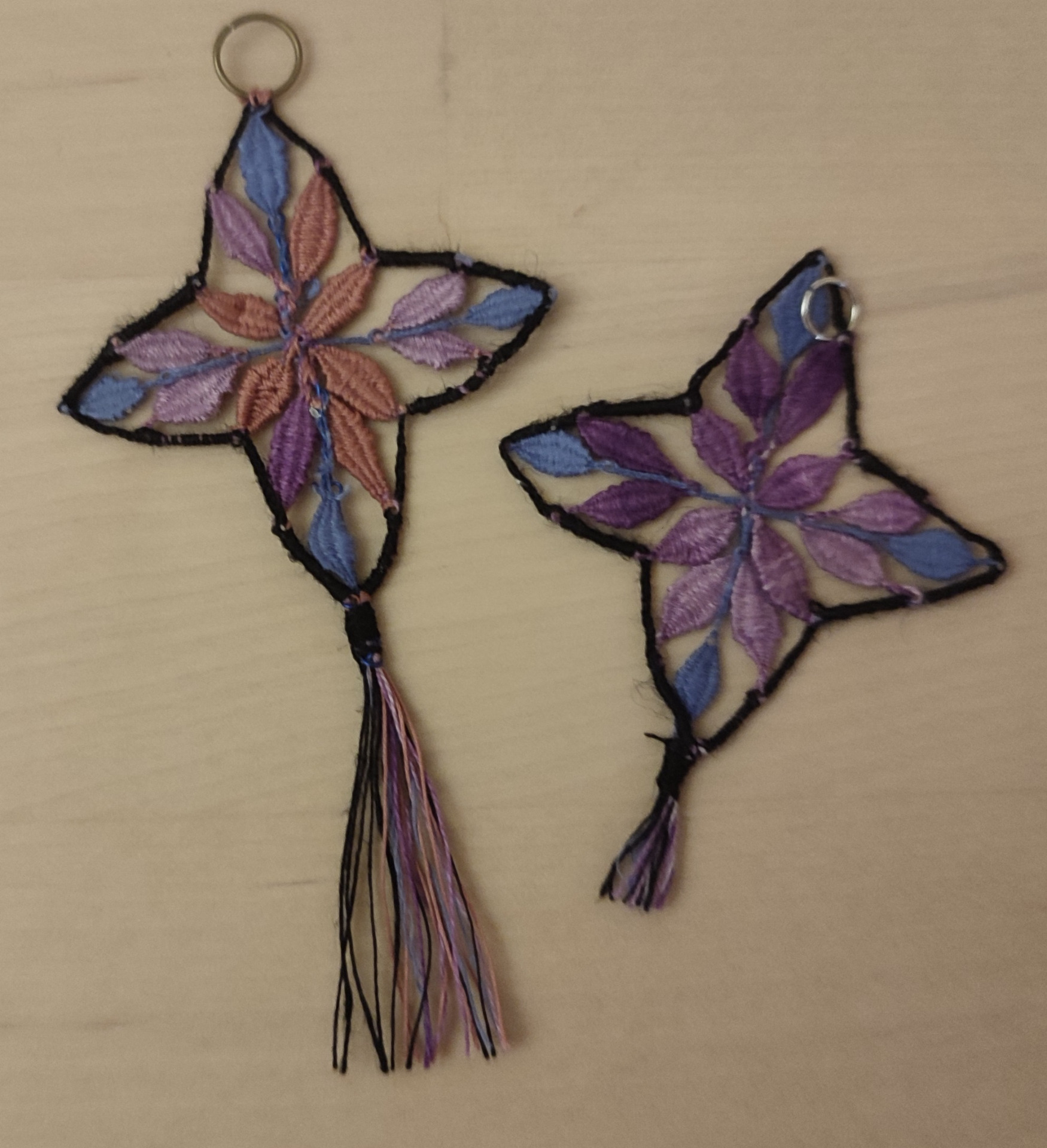 Pendentifs en dentelle Cluny : patron issu du livre ci-contre